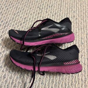 Brooks Women's Black and Pink Sneakers